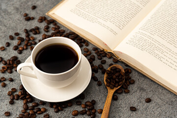 テーブルの上にコーヒー
