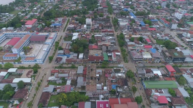 Vista &aacute;rea desde el dronde de la ciudad de Puerto Maldonado en Per&uacute;, incluye plaza de armas.