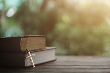 Obraz premium Bible book put on wood desk table old vintage for background.