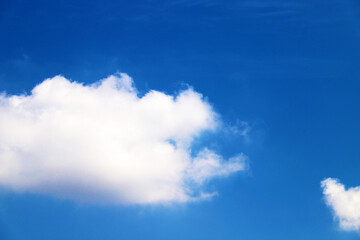 青空に浮かぶ積雲　背景素材