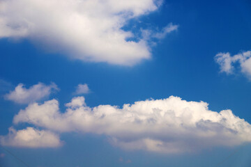 青空に浮かぶ積雲　背景素材