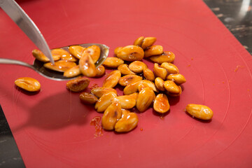 Making almond candied pralines in caramel served.