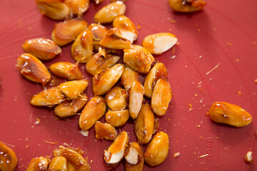 Making almond candied pralines in caramel served.
