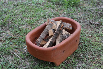 Ökologischer Grill mit Brennholz, bereit zum draussen Grillieren, Philippinen