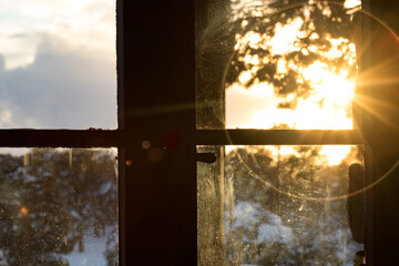 altes Fenster mit Sonnenstrahlen
