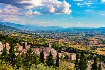 Fototapeta na wymiar Scorcio della città di Assisi e della Piana di Spoleto, Umbria, Italia