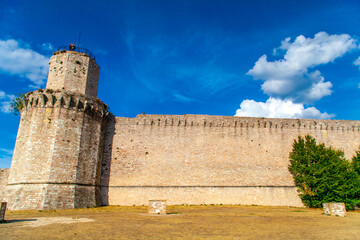 La rocca Maggiore dell'Albornoz ad Assisi, Umbria, Italia, con cielo blu e nuvole bianche
