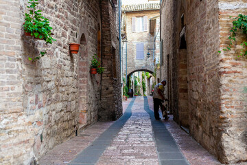 Stretta strada dell'antico borgo di Assisi, Umbria, Italia