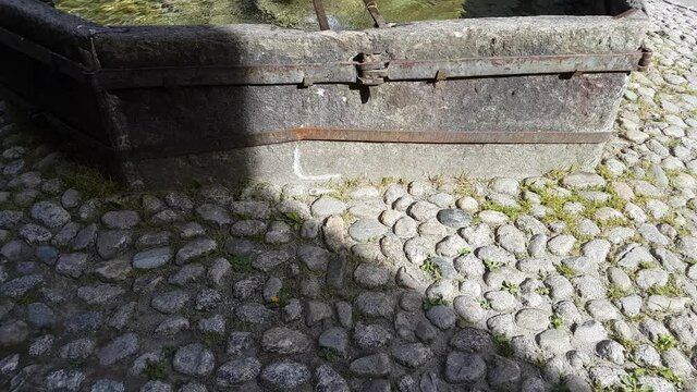fontaine dans un village du Val Bregaglia - Suisse 