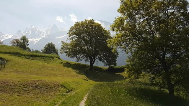 chemin dans la montagne au printemps - Soglio Suisse