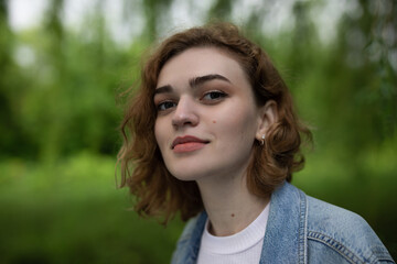 Fototapeta premium Piękna kobieta portret zbliżenie twarzy na zieleni