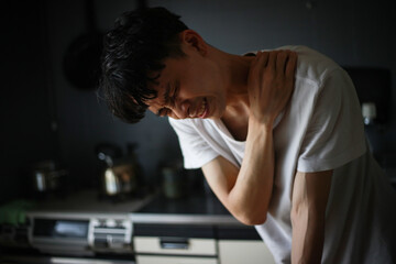 肩こりに悩む男性