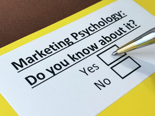 Obraz premium One person is answering question about marketing psychology.