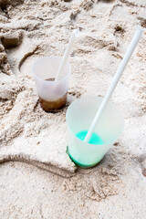 Zwei Becher am Strand.