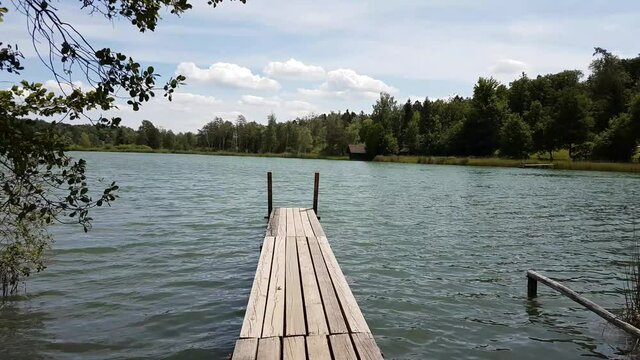 ponton en bois sur un lac - Suisse