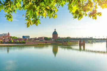 Fototapeta na wymiar Toulouse, river Haute-Garonne, Midi Pyrenees, southern France.