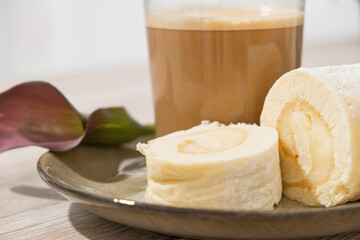Brazo de gitano casero con cafe con leche desayuno romántico