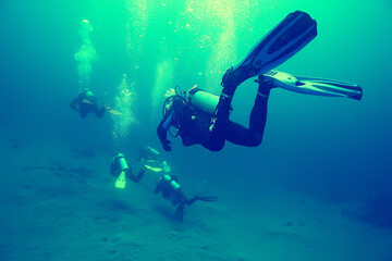 group of divers in muddy poorly clear water, dangerous diving