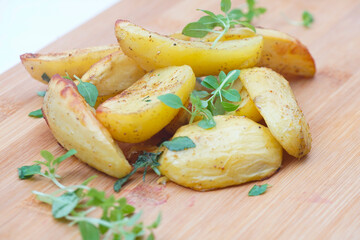Pieczone ziemniaki ze świeżymi ziołami