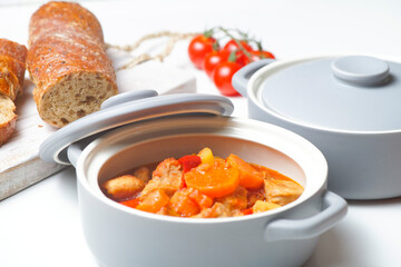 Zupa gulaszowa z chlebem