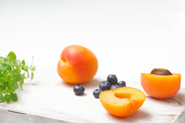 Brzoskwinie z borówkami © Ilona