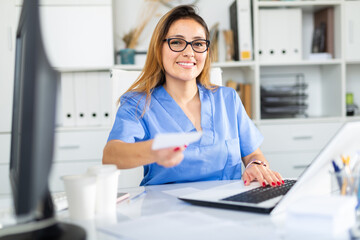Obraz na płótnie Canvas Latino female doctor working with patient