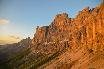 Red wall dolomites
