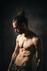 Fototapeta na wymiar Modelo de cuerpo atlético, masculino, en fondo oscuro