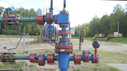 Equipment for wellhead connection oil well and shut-off control valves for pumping crude oil in oilfield. Cross-type Christmass tree and high pressure piping destined for wellhead sealing.