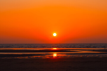 Fototapeta na wymiar A Beautiful sunset over the sea