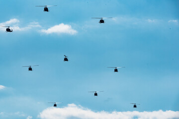 ヘリコプターの編隊飛行