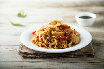 Rice noodles with chicken and pepper