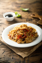Rice noodles with chicken and pepper