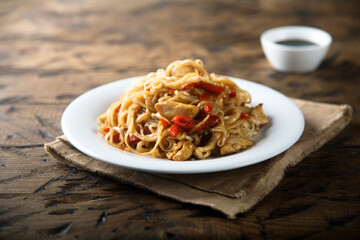 Rice noodles with chicken and pepper