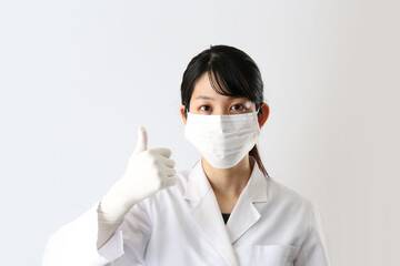 医療イメージ　バイアルを持つ研究者