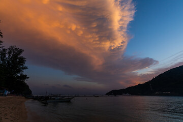Fototapeta na wymiar Beautiful sunset over Malaysian island Perhentian Besar with red clouds