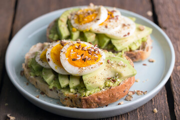 toast with avocado and egg