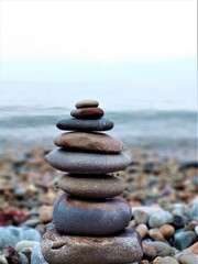 Conjunto de guijarros apilados formando un montón en playa del Silencio en Asturias