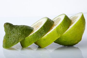 lime tagliato a fette