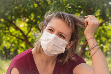 Definir retrato de menina jovem com máscara protetora com fundo natural de uma árvore