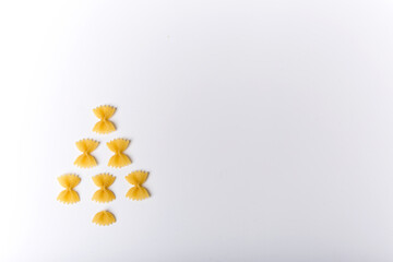 albero di natale fatto con pasta su sfondo bianco 