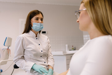 Dentist looking on pregnant woman's teeth using mirror
