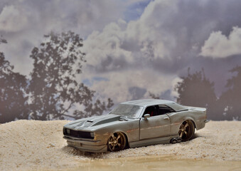 Obraz na płótnie Canvas diorama coche deportivo camaro de juguete maquetas con realismo 