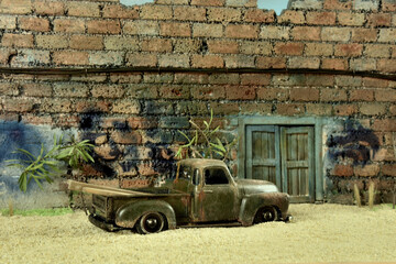 diorama coches y camionetas  envejecidas en el patio  
