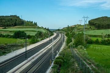Plakat Vías de trenes atravesando un paisaje primaveral.