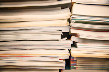 積み重ねられた沢山の古い本