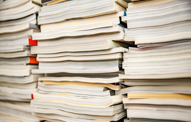 積み重ねられた沢山の古い本
