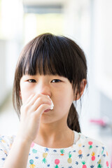 Fototapeta na wymiar 鼻血を出ている小学生の女の子
