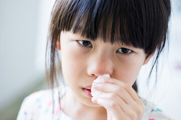 鼻血が出ている子供