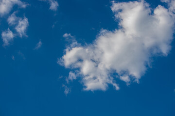 Fototapeta na wymiar 綺麗な青空と雲の風景
